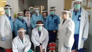 Profesionales sanitario con las pantallas faciales fabricadas en Huesca.