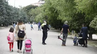 La Policía Local patrulla por el Parque Labordeta de Zaragoza este domingo a media mañana.