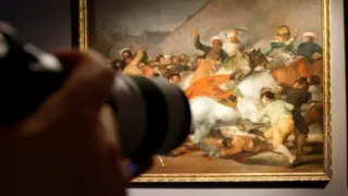 Una cámara delante del '2 de mayo' de Goya.