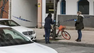 Dos policías examinan la bicicleta que el agresor colocó en la acera.