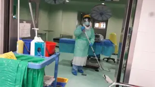 Teresa Gascón limpia en el turno de tardes los quirófanos del Clínico que se reconvirtieron en ucis para tratar a pacientes con coronavirus.
