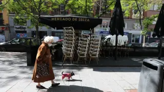 Una mujer pasa junto a una terraza cerrada de un bar en Madrid este miércoles.