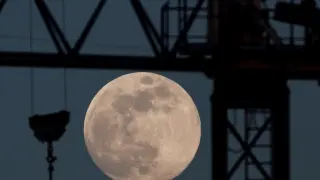Imágenes que deja la luna llena en España.
