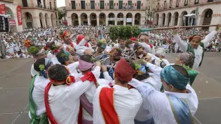 Actuación de los Danzantes de Huesca en las fiestas de San Lorenzo de 2019.