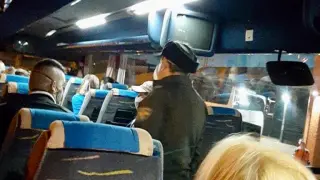 Trabajadores del campo en el autobús que les lleva desde Andorra (Teruel) hasta Sástago (Zaragoza)