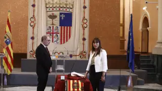 La nueva consejera de Sanidad toma posesión del cargo, junto al presidente de Aragón.