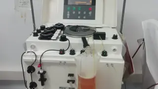 Máquina que, conectada al donante, separa el plasma