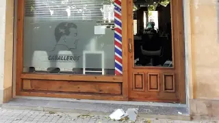 La peluquería está en el número 7 de la calle General Lasheras, en Huesca.