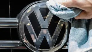 Imagen del logo de Volkswagen en un vehículo de la marca