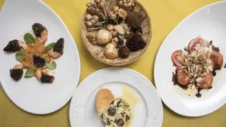 Platos con setas de primavera preparados por el cocinero del bar restaurante zaragozano Txoko, Miguel Obregón