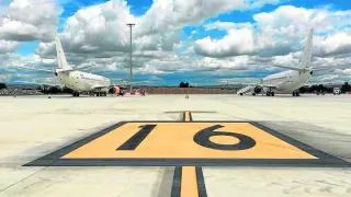 Dos aviones estacionados en la ampliación de la plataforma del aeropuerto, que ha pasado de 160.000 a 223.125 metros cuadrados.