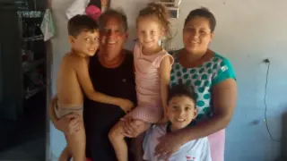 Manuel y Cleonice, con los pequeños Closmar (8 años), Germán y Aynara (mellizos de 5).