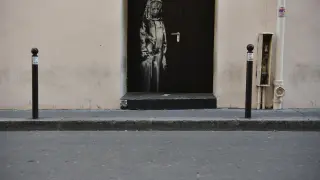 La puerta metálica de la salida de emergencia de sala, en la que pintó una doliente figura femenina, fue robada en París en 2019
