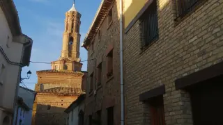 Calles vacías a primera hora de este domingo de "nueva normalidad" en un pueblo de Teruel.