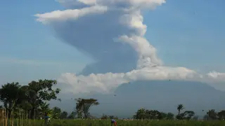 Doble erupción en el volcán Merapi, uno de los más activos de Indonesia.