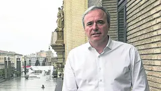 Jorge Azcón, en el balcón del Ayuntamiento de Zaragoza.