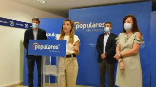 Ana Alós, acompañada en su despedida por miembros de su partido.