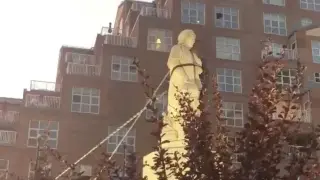 Un grupo de manifestantes derriba una estatua de Colón en Baltimore.