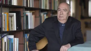 Ángel Guinda vuelve a la poesía tras cinco años de silencio.