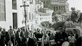 Los romeros se dirigen desde la catedral hacia el Crucifijo, en una celebración antigua del Quililay en Tarazona