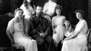Rusia confirma el hallazgo de los restos de dos de los hijos del zar Nicolás II, incluido el príncipe heredero Descripción: Maria (segunda por la izquierda) y Alexei (segundo por la derecha) Romanov, príncipes de Rusia