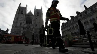 Bomberos en la catedral de Nantes.