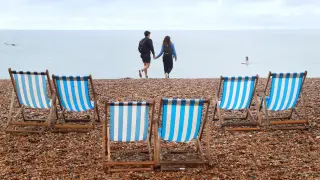 Playa casi vacía en Reino Unido.