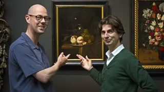 El biólogo Ive De Smet (izquierda) y el historiador David Vergauwen (derecha) frente a un bodegón con frutas.