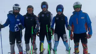 Varios deportistas del grupo de alpino del Cetdi Aragón, en Les Deux Alpes.