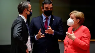 Pedro Sánchez (centro) conversa con la canciller Angela Merkel y el primer ministro griego Kyriakos Mitsotakis en Bruselas.