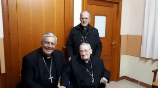 Damián Iguacén recibió a mediados de julio la visita de los obispos de Tenerife (izda) y Huesca.