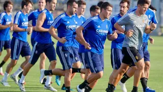 Los jugadores del Real Zaragoza, en el entrenamiento de ayer lunes por la tarde.