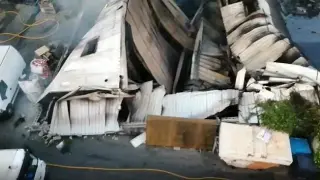 Aspecto de la nave quemada de la empresa de reciclaje.