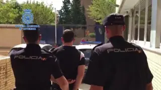 Agentes de la Policía Nacional llevan esposado al detenido.