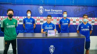 Los capitanes del Real Zaragoza, en la rueda de prensa del pasado jueves 6 de agosto. Zapater, en el centro, acompañado por Cristian Álvarez, Eguaras, Guitián y Javi Ros.