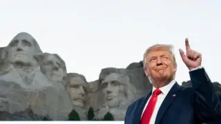 Tuit de Trump con su imagen junto a los presidentes, en una pasada visita al monte Rushmore.