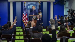 Trump atiende a los periodistas en la sala de prensa de la Casa Blanca.