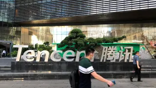 Dos personas caminan por una calle de la ciudad china de Shenzhen.