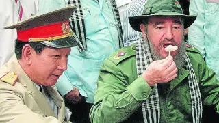 Fidel Castro probando una comida asiática durante una visita a Vietnam