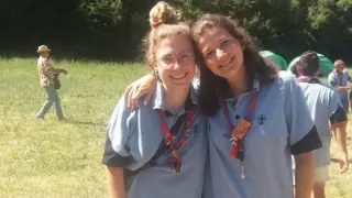 María Almunia, a la derecha, junto a una compañera de Scouts.