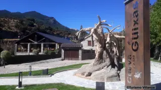 Villanúa homenajea a sus "brujas" en la nueva plaza de la Oficina de Turismo.
