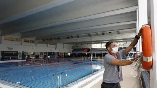 Preparativos en la piscina Alberto Maestro de Zaragoza