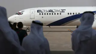 El primer vuelo comercial entre Israel y Emiratos, tras aterrizar en Abu Dabi.