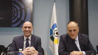 Luis Rubiales y Javier Tebas Medrano, al inicio de una reunión.