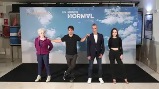 La actriz Magüi Mira, el director Achero Mañas y los actores Ernesto Alterio y Gala Amyach este martes durante el photocall de la película 'Un mundo normal', en Madrid.