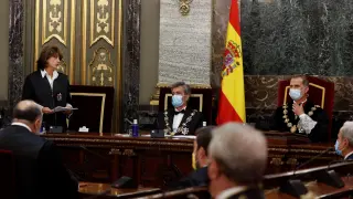 La fiscal general del Estado, Dolores Delgado, interviene en presencia del rey Felipe VI y del presidente del CGPJ, Carlos Lesmes (c), durante la inauguración del año judicial, este lunes en el Tribunal Supremo en Madrid.