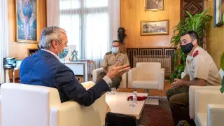 Azcón durante su reunión con el nuevo director de la Academia General Militar y comandante militar de Zaragoza y Teruel, el general de brigada Manuel Pérez López, que ha estado acompañado por el coronel Fernando Ruiz Idiago.