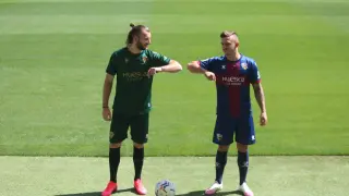 Gastón Silva y Maffeo se saludan con el codo luciendo las nuevas equipaciones de la SD Huesca