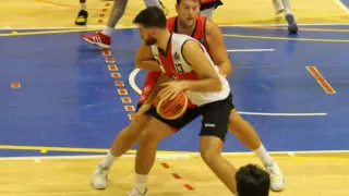 Ramón Vilà postea ante un defensor del Basket Navarra