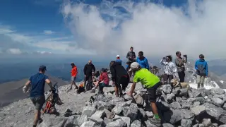 Montañeros en la cima de Monte Perdido el sábado 1 de agosto, primer fin de semana del mes vacacional por excelencia.